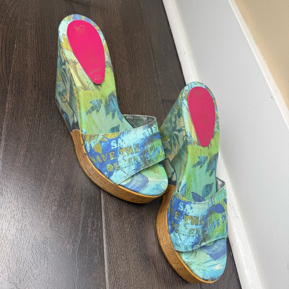 🌿 SAVE THE QUEEN! Italian Graphic Wedge Mule Heels - Picture 11 of 12